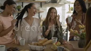 五个混血女朋友在厨房<strong>喝茶</strong>/咖啡。 女人玩得开心，<strong>聊天</strong>